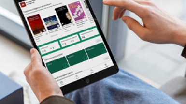 immagine delle mani di una perosna che tiene in mano un tablet con la nuova app mlol