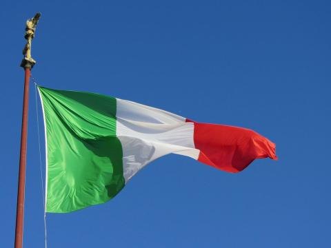 Bandiera italiana che sventola