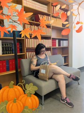 Ragazza che legge in biblioteca con foglie autunnali